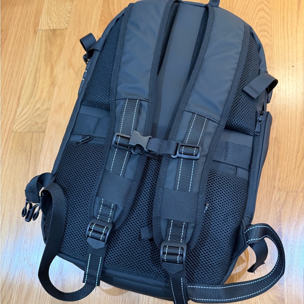 NWOT Vacuum Seal Swiss Lock Black Travel Backpack with Pump - Picture 3 of 14